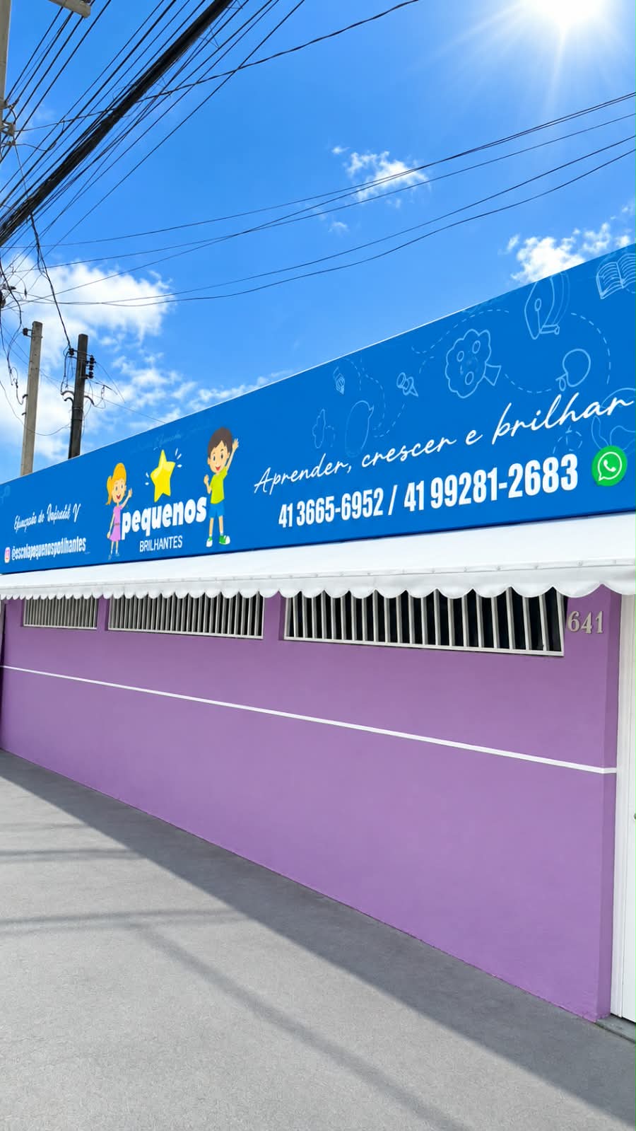 Fachada do Centro de Educação Infantil Pequenos Brilhantes, com letreiro azul e muro lilás
